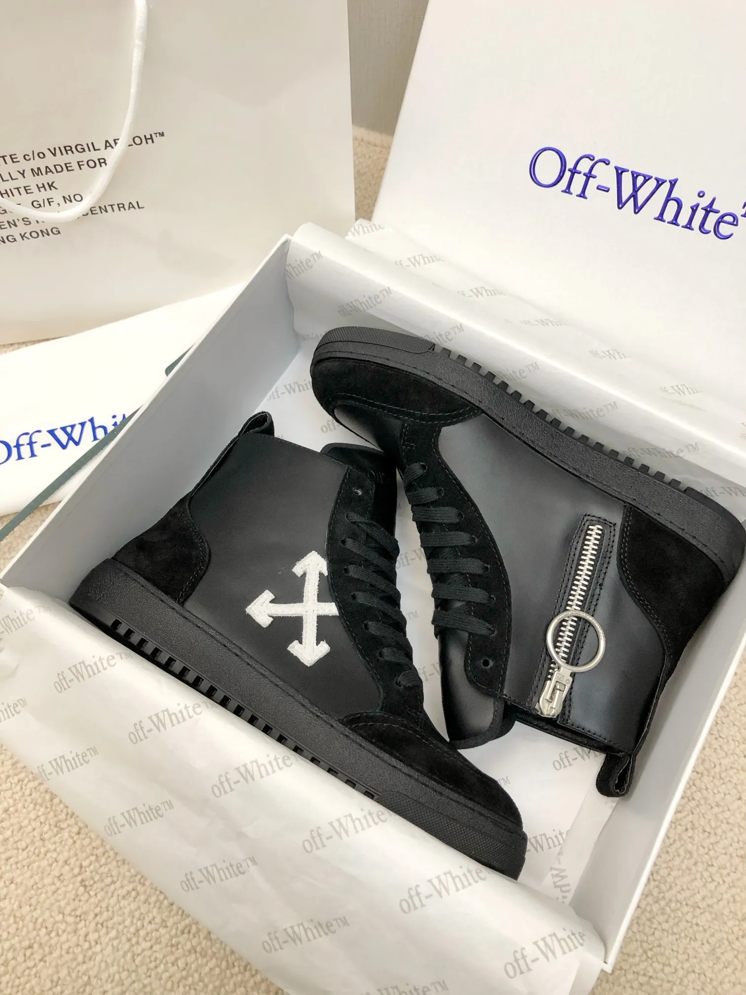 Men's men's shoes P540! 🌈🌈OFF WHITE🌈🌈 ⚡️Couple model⚡️🍓New color🍓 👉Ex-factory price: 130-45 The latest Gaobang street casual Martin style masterpiece, released the highest quality version on the market 👊 Series original mold opening, original lasting, production technology 1:1 original ➰🔜The best choice for more and more celebrities and Internet celebrities🔸In classics Change🔸Innovate in the trend🔸Strive to break away from the shackles of bad street design🔝Although he is not the originator of fashion design, he is definitely a shining dark horse in avant-garde design🐴🆙Do not follow the trend🔅Not universal beauty🔅 Fabric💯First-layer cowhide/suede Lining💯cowhide lining Foot pad💯Original molded high-elastic environmentally friendly molding pad Midsole💯Original lasting process Outsole💯Rubber outsole Packaging💯Full set of packaging synchronized with the official website (brand wrapping paper, brand certificate, brand cloth bag)